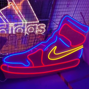 Këpucë Nike me tabela neoni në mur dhjetor 4