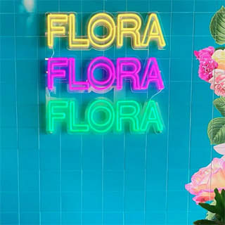 Enseigne de nom commercial multicolore Flora par Custom Neon®