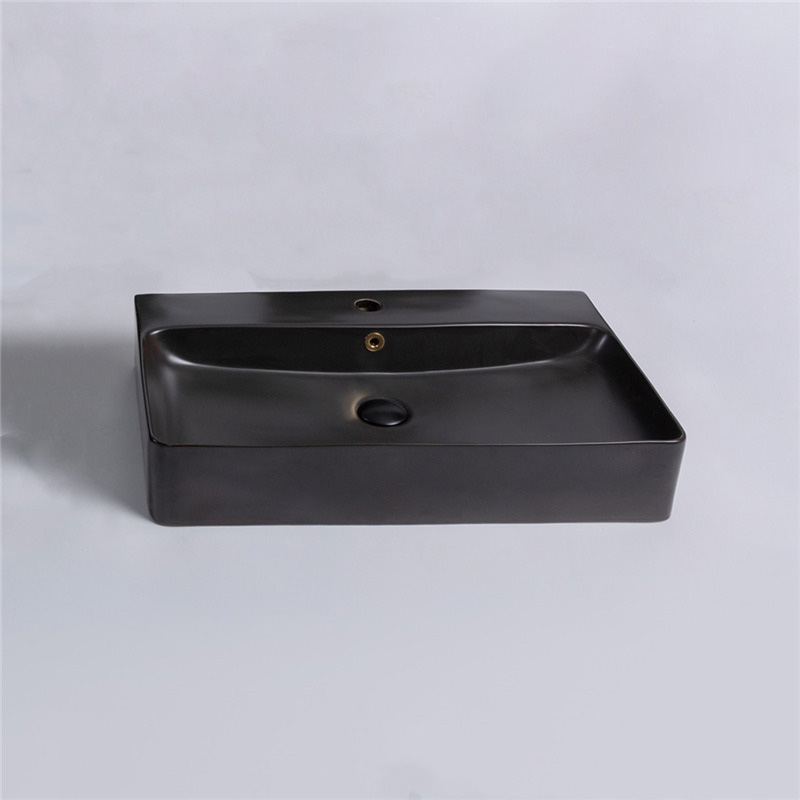 Lavabo de color mat de bany de luxe sobre taulell de ceràmica negre mat