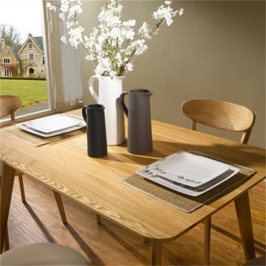 단단한 흰색 오크 식탁과 의자, 현대적이고 자연스러운 색상, 단순함