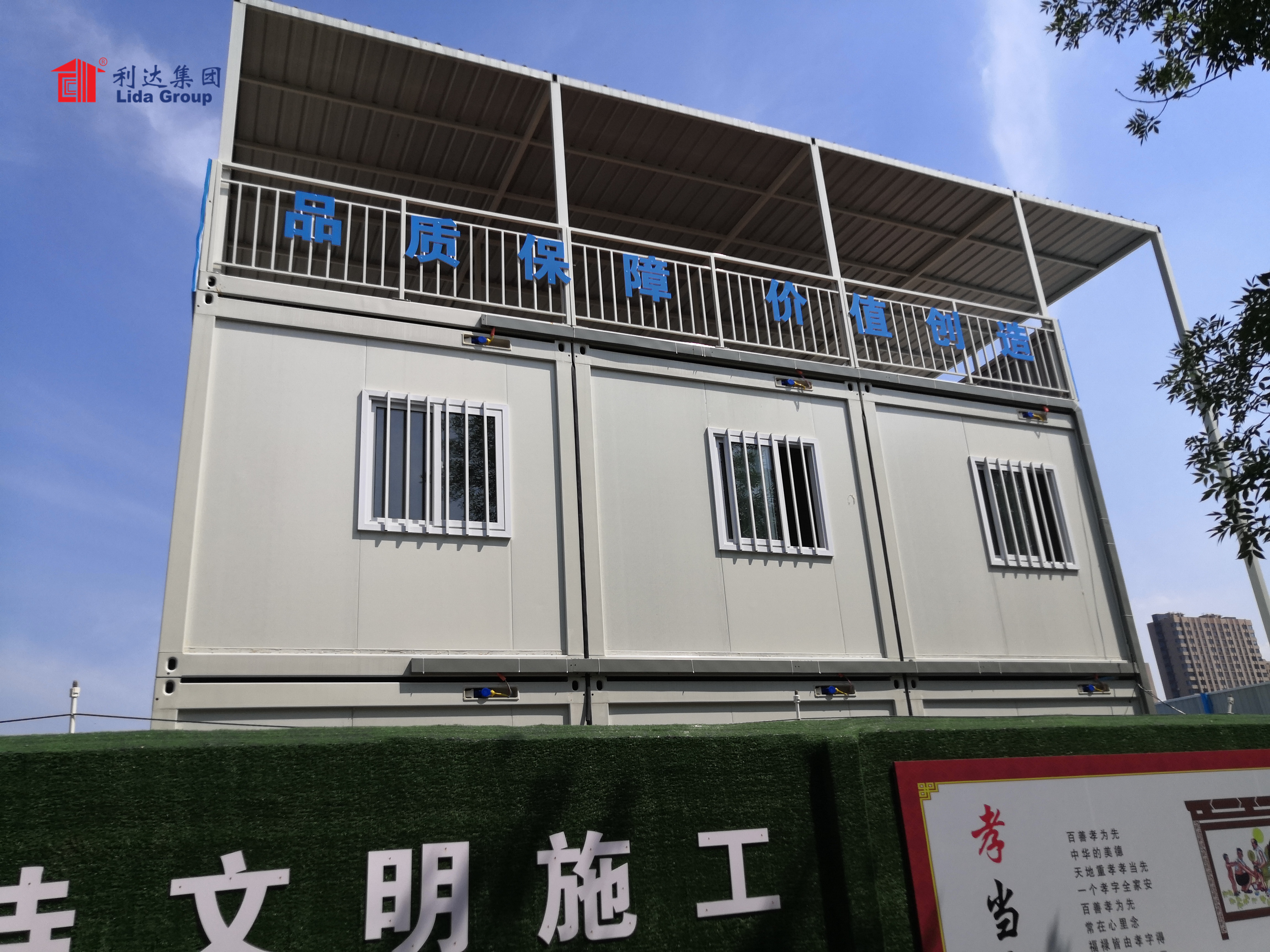 Dočasné modulárne ubytovanie v tábore pre pracovníkov v plochých kontajneroch