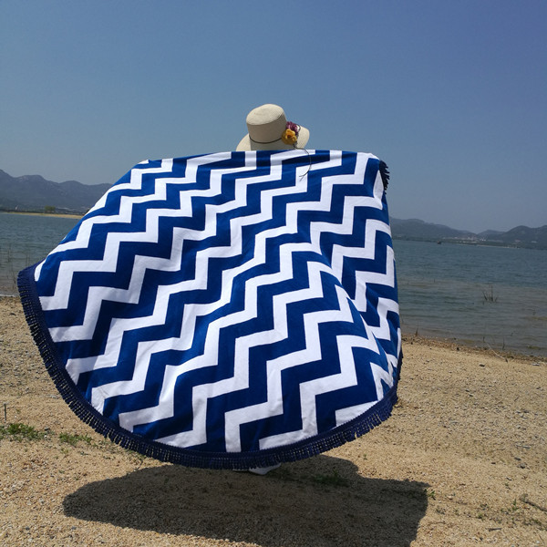 khăn tắm biển tròn bông hữu cơ ở bãi biển