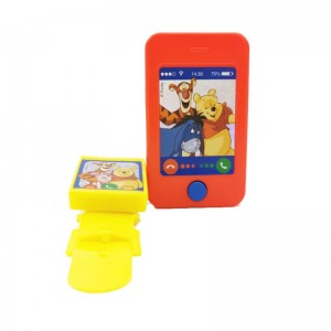 Hadiah ulang tahun berupa ponsel winnie-the-pooh dan set mainan jam tangan untuk anak-anak
