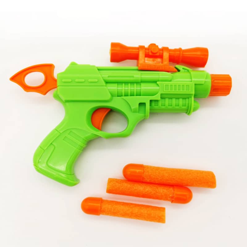 Mainan pistol menembak manual hijau dengan peluru lembut