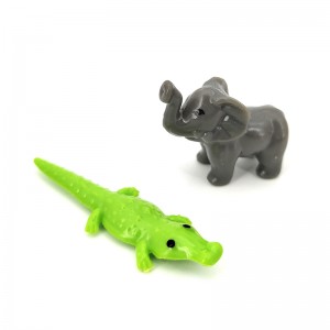 La fauna selvatica di plastica imposta i giocattoli delle figure degli animali dello zoo con gli accessori di scena