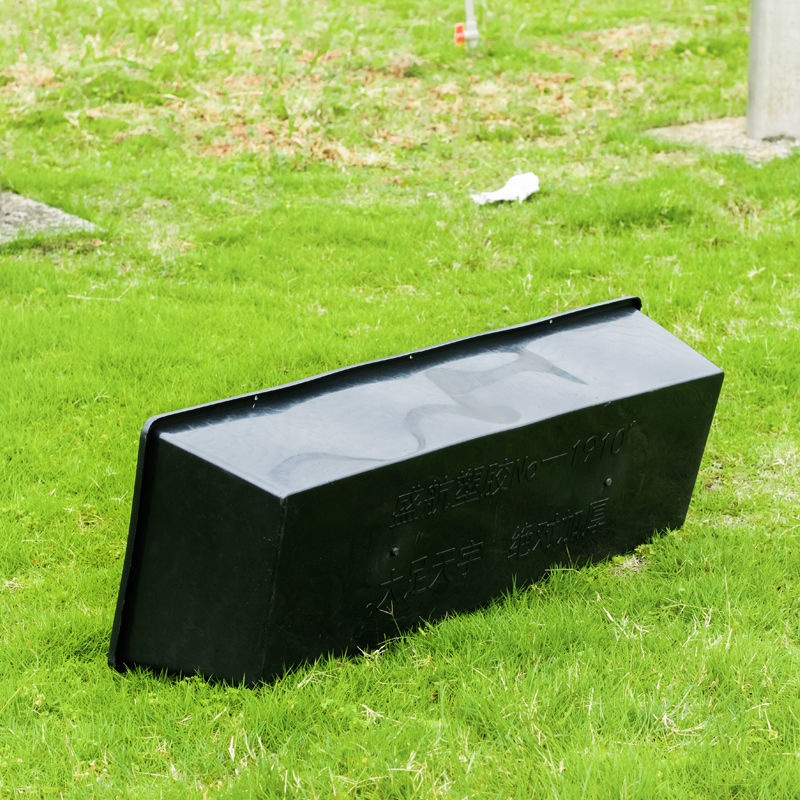 पशुसंवर्धन उपकरणांचा पुरवठादार काळ्या प्लास्टिक 1 मीटर लांबीच्या शेळी डुक्कर मेंढ्या फीड कुंड फीडिंग ट्रे मेंढी फीडरसाठी