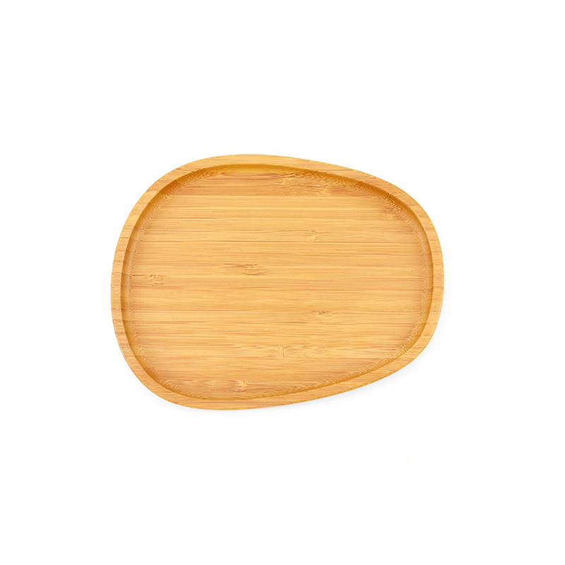 Il piatto da portata in bambù naturale di forma irregolare può essere personalizzato