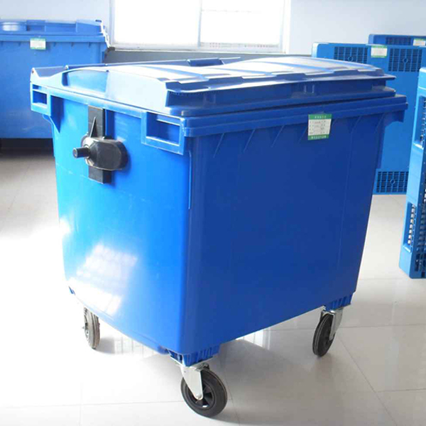 1100L ပလပ်စတစ်အမှိုက်များသည် ဘီးများဖြင့် ပြင်ပအမှိုက်များကို ကြီးမားသောအမှိုက်ပုံးများကို ပြန်လည်အသုံးပြုနိုင်သည်။