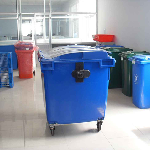 1100L ပလပ်စတစ်အမှိုက်များသည် ဘီးများဖြင့် ပြင်ပအမှိုက်များကို ကြီးမားသောအမှိုက်ပုံးများကို ပြန်လည်အသုံးပြုနိုင်သည်။