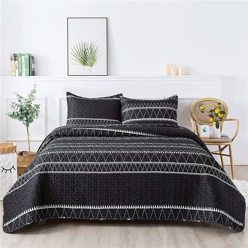 3 ka piraso(1 Striped Triangle Pattern Quilt ug 2 Pillowcases), Bohemian Reversible Bedspread Microfiber Coverlet Sets All-Season Featured Image