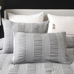 Seersucker Sried Queen Comforter сет (90×90 инчи), 3 парчиња - 100% меки измиени микрофибер лесен утешител со 2 навлаки за перници, алтернативен сет за постелнина за сите сезони, сива