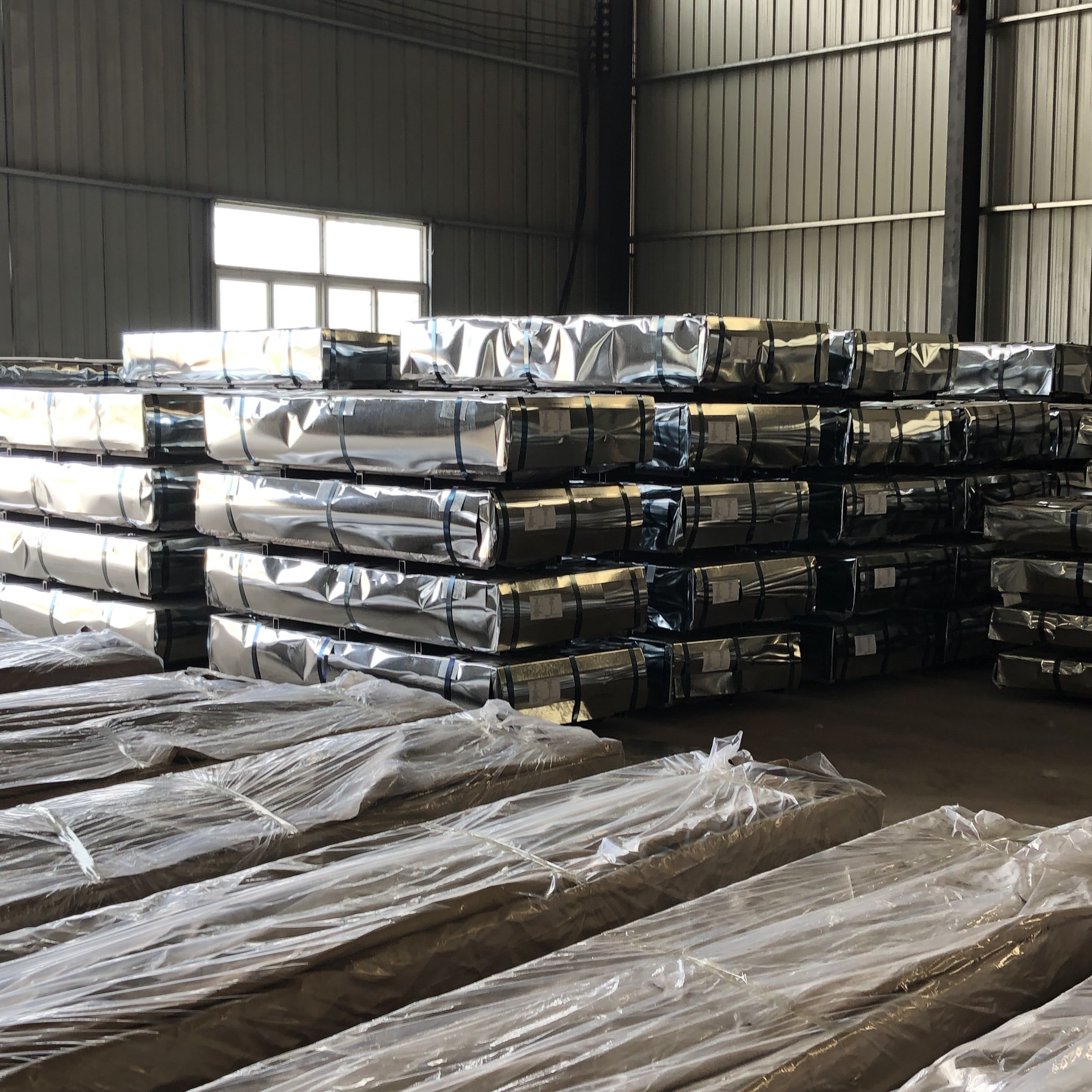 28 toneladas de tejas de chapa galvanizada, enviadas a Djibouti.