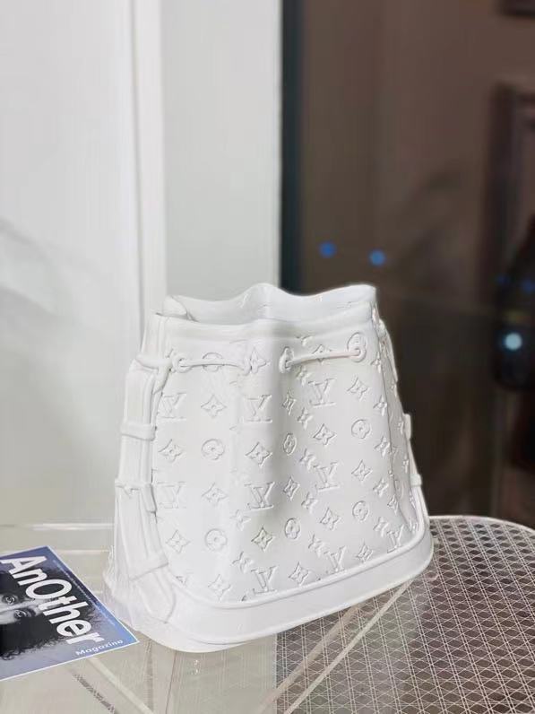 яңа керамик ваза орнаменты Noé BB сумкасының төгәл үлчәмнәрендә ясалган, бу фарфор ваза бренд осталыгына дәлил.