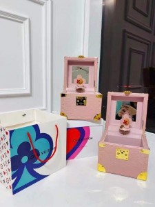 Glazbena kutija Vivienne Glazbena kutija Vivienne izrađena je od izdržljive Epi kože