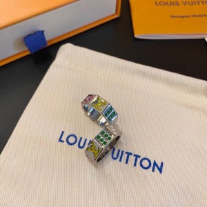 Prsten 1v God of Gamblers LV Play-It prsten s duhovitim dodirima logotipa Louis Vuitton i cvijeća monograma, rasporedite ga na višeslojni metalni prsten zajedno s točkicama poput kockica, Oslobodite vizualni i...
