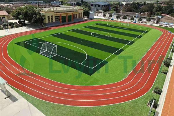 كيف يطلق العشب الاصطناعي لكرة القدم الكهرباء الساكنة؟
