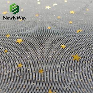 100% polyesterový flitr s hviezdicovým mesiacom a trblietavá tylová čipka na večerné šaty