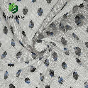 Tissu en maille de tulle tricoté en chaîne de fils teints en bleu blanc noir pour robes de mode