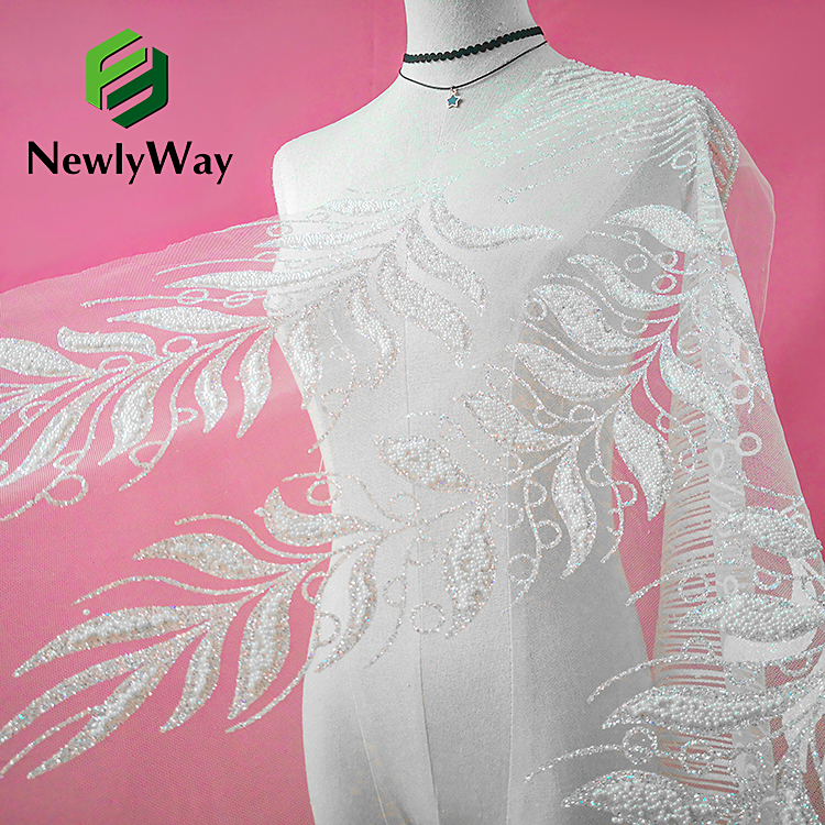 Najprodavanija prekrasna haljina od 100% pyestera s izvezenim biserima, čipkom, bijelim vjenčanicama, otmjenim rubovima, šljokicama, svjetlucavom tkaninom za vjenčanje