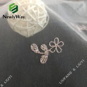 Tissu de dentelle de maille de tulle en nylon de diamant brodé par rose chaud d'étincelle pour le vêtement