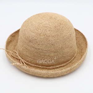Visokokakovostni luksuzni, občutljivi klobuk iz slame iz naravne rafije, ekstra fin ročno kvačkan kupolast klobuk s kratkimi valjanimi robovi