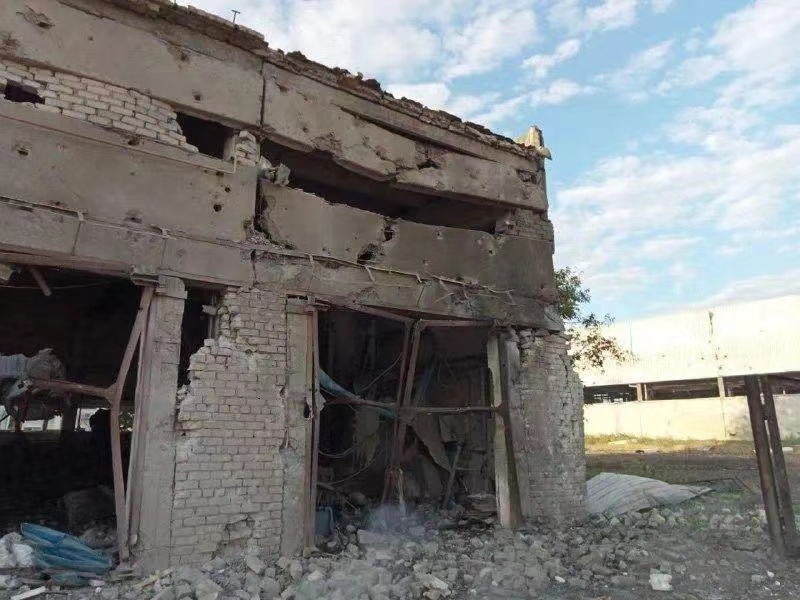 Une grande usine de tuiles en Ukraine a été détruite