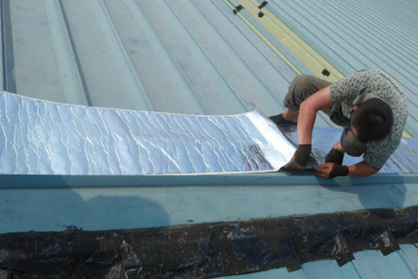 Construction method of aluminum foil waterproof tape steel structure roof