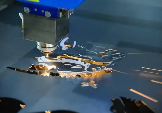 Paano haharapin ang slag sa cutting board ng laser cutting machine?