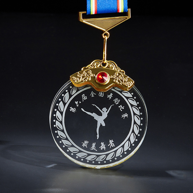 Medalla en branco de cristal de forma redonda con xema vermella