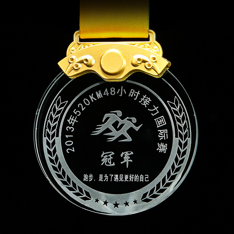 Pusty szklany medal z niestandardowym logo wyciętym laserowo