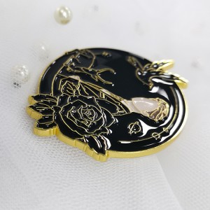 ជំនាញវិជ្ជាជីវៈចិនផ្ទាល់ខ្លួនសិល្បៈសិប្បកម្ម Enamel Heart Badges ក្រុមហ៊ុនផ្សព្វផ្សាយការធ្វើដំណើរវត្ថុអនុស្សាវរីយ៍អំណោយផ្លាកសញ្ញាសាលា Unifrom Lapel Pin