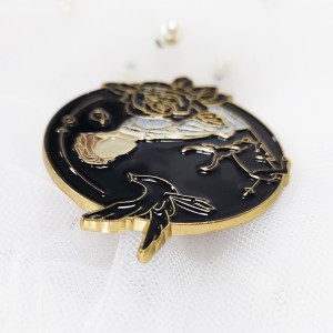 ជំនាញវិជ្ជាជីវៈចិនផ្ទាល់ខ្លួនសិល្បៈសិប្បកម្ម Enamel Heart Badges ក្រុមហ៊ុនផ្សព្វផ្សាយការធ្វើដំណើរវត្ថុអនុស្សាវរីយ៍អំណោយផ្លាកសញ្ញាសាលា Unifrom Lapel Pin