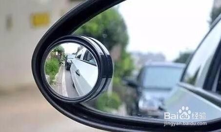 Koja je funkcija malog okruglog ogledala na bočnom retrovizoru?