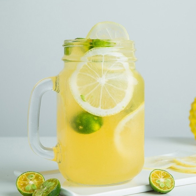 Смесете 1 л сироп от концентриран лимонов сок за балон чай