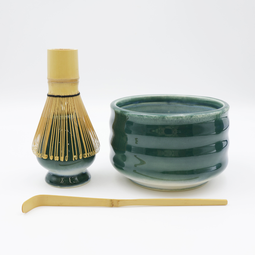 Keramik-Matcha-Schneebesenhalter und runde Schüssel grün