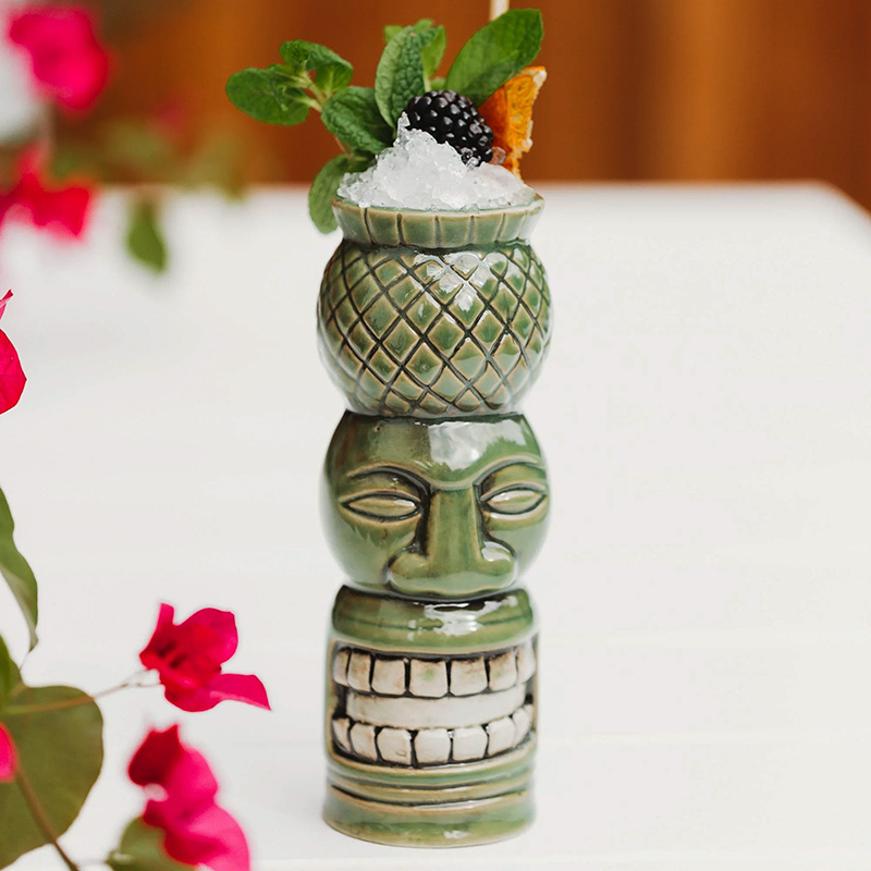 Tiki-Becher aus Keramik mit Ananaskopf