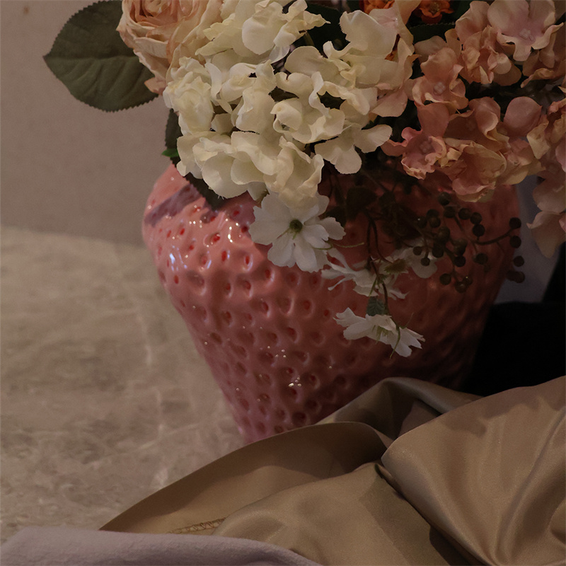 Keraminė braškių gėlių vaza