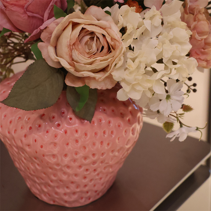 Keraminė braškių gėlių vaza