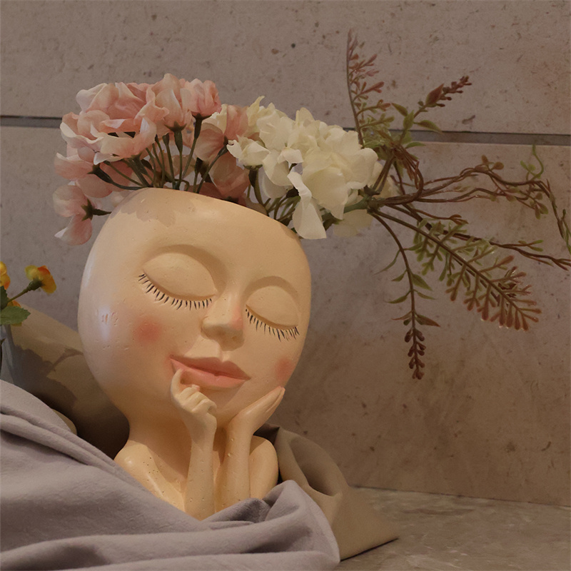 Blumentopf mit Kopf aus Kunstharz