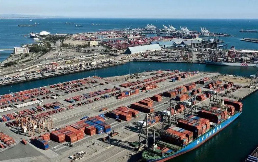 O porto de Los Ángeles e Long Beach en Estados Unidos paralizáronse, afectando a 12 terminais para recoller armarios