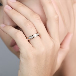 1-karatni okrogel briljanten diamantni prstan oblike CZ s 14-k rumenim zlatom