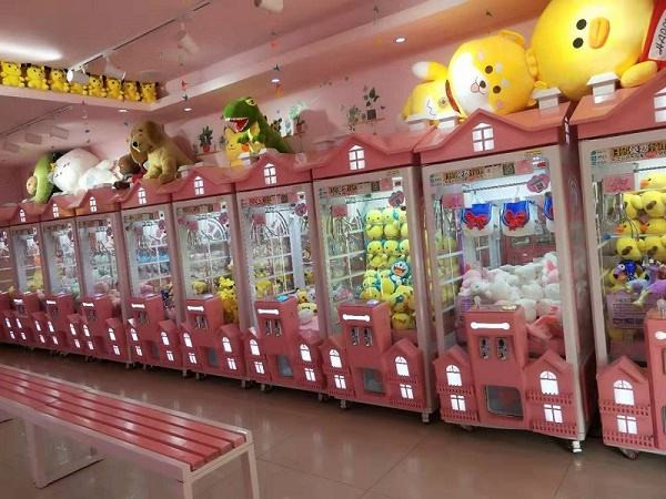 The doll machine has a lot of fun and is very attractive in the mall