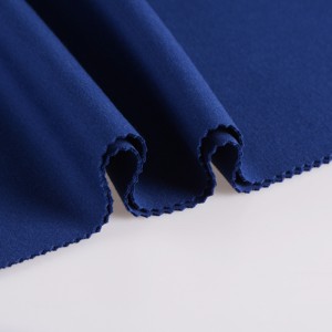 Dvojvrstvová pletenina 320 g/m2 79 % polyester 15 % umelý hodváb 6 % spandex Vysoko kvalitná potápačská tkanina