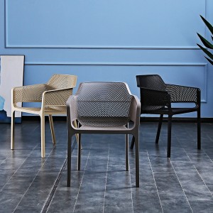 AJ Factory wholesale Nordic Leisure Restaurant Cafe Garden Stackable Plastic Hollow Chair nga adunay mga Armrests