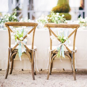 Hurtownia drewna Crossback plastikowe krzesło do jadalni bankiet weselny wydarzenia do układania w stosy akrylowe krzesło z krzyżem