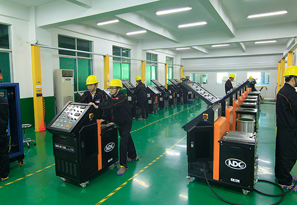 NDC fabrica máquinas de laminación para máis de dez empresas líderes de non tecidos contra o brote da pandemia en marzo.