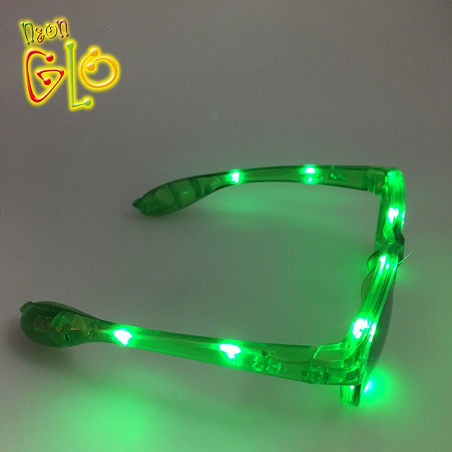Krāsainas, novitātes rotaļlietas LED apgaismojošas brilles, kas spīd tumsā