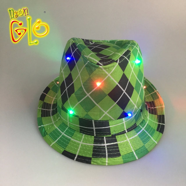 Predstavljena slika z utripajočimi LED klobuki Fedora