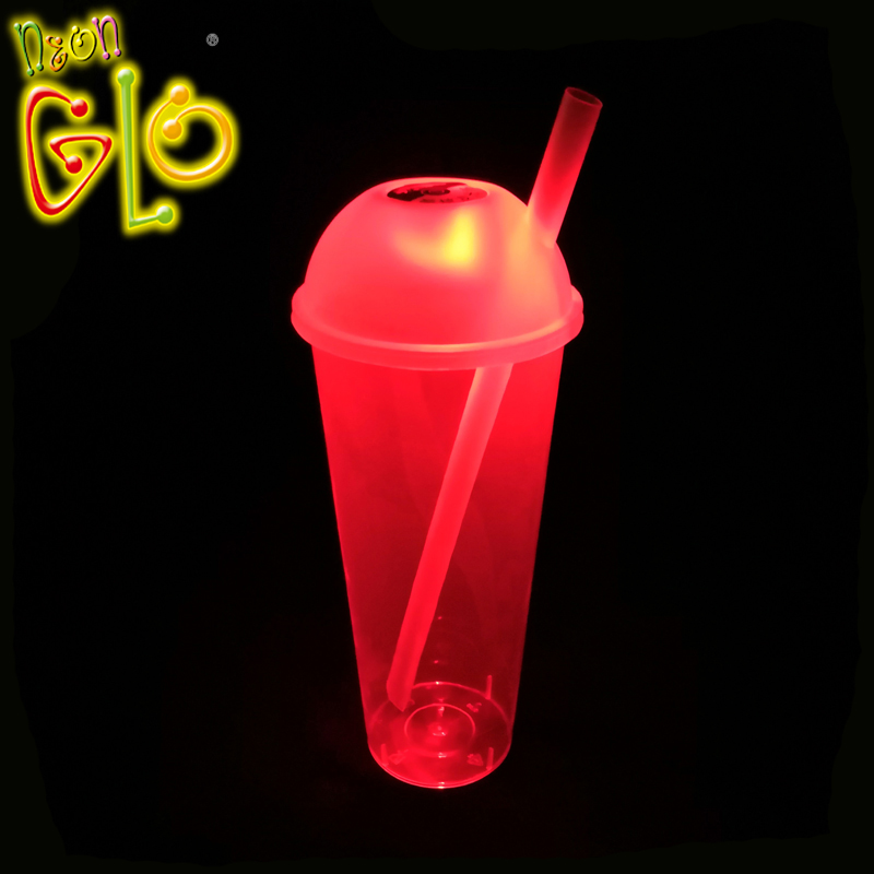 어두운 지도된 공이치기용수철 컵에 있는 플라스틱 네온 번쩍이는 음주 잔 빛