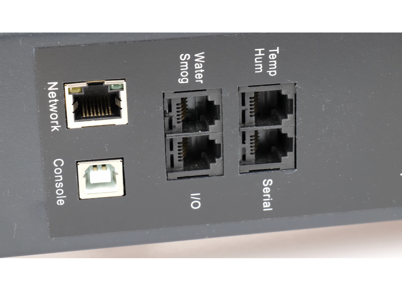 Penjualan Langsung Vertikal IP Remote Control Unit Distribusi Daya 36 Konektor C13 C19 Outlet 63AMP PDU